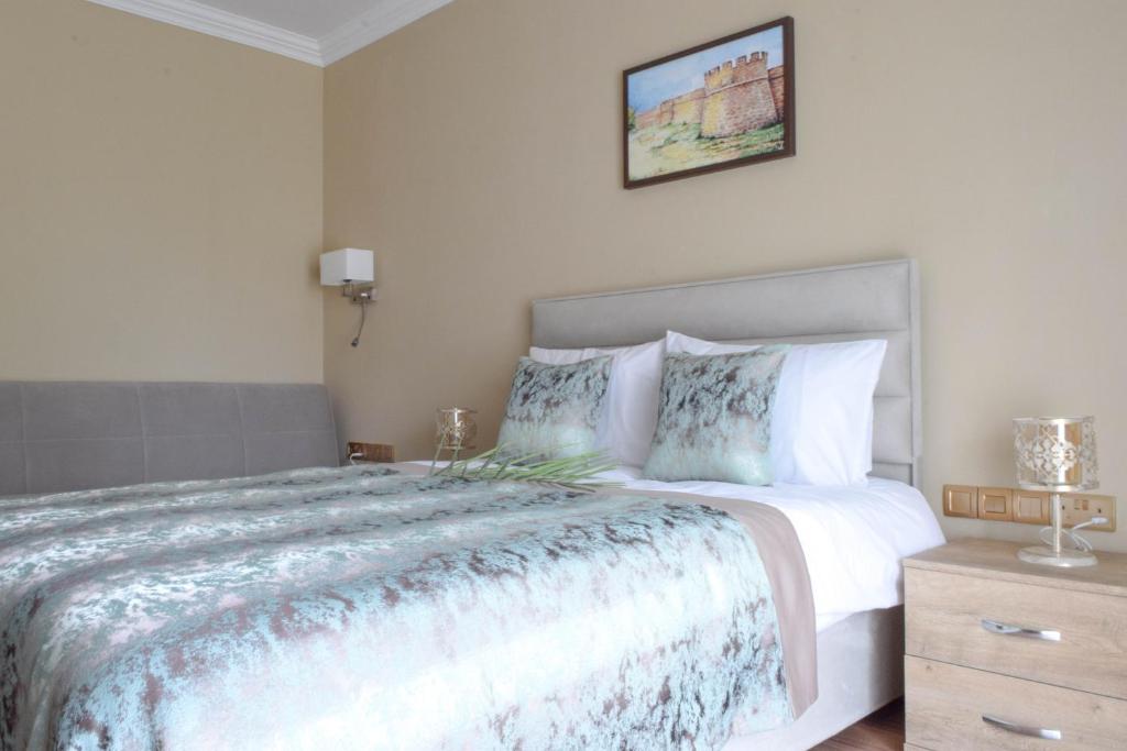 Postel nebo postele na pokoji v ubytování Golden Palms Guest House & Cafe