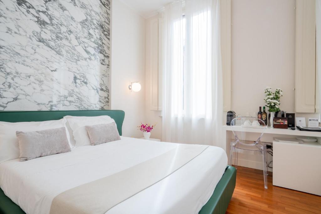 Postel nebo postele na pokoji v ubytování Palazzo Cini Luxury Rooms in Pisa