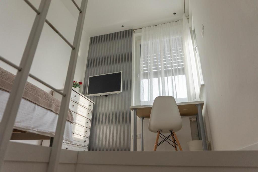 Televízia a/alebo spoločenská miestnosť v ubytovaní Apartment Maksimir Yard Zagreb