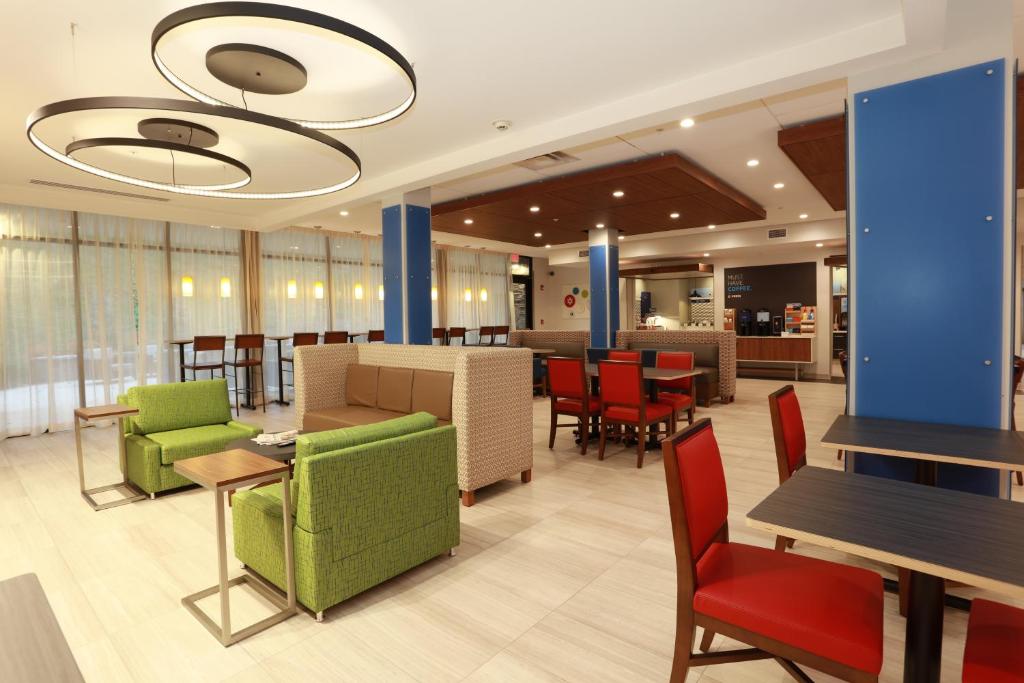 Posezení v ubytování Holiday Inn Express Oneonta by IHG