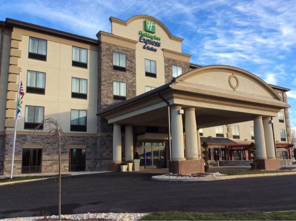 a hotel with a sign on the front of it at Holiday Inn Express & Suites Butler, an IHG Hotel in Butler