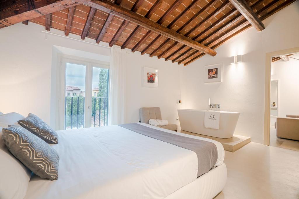 Postel nebo postele na pokoji v ubytování Palazzo Cini Luxury Rooms in Pisa