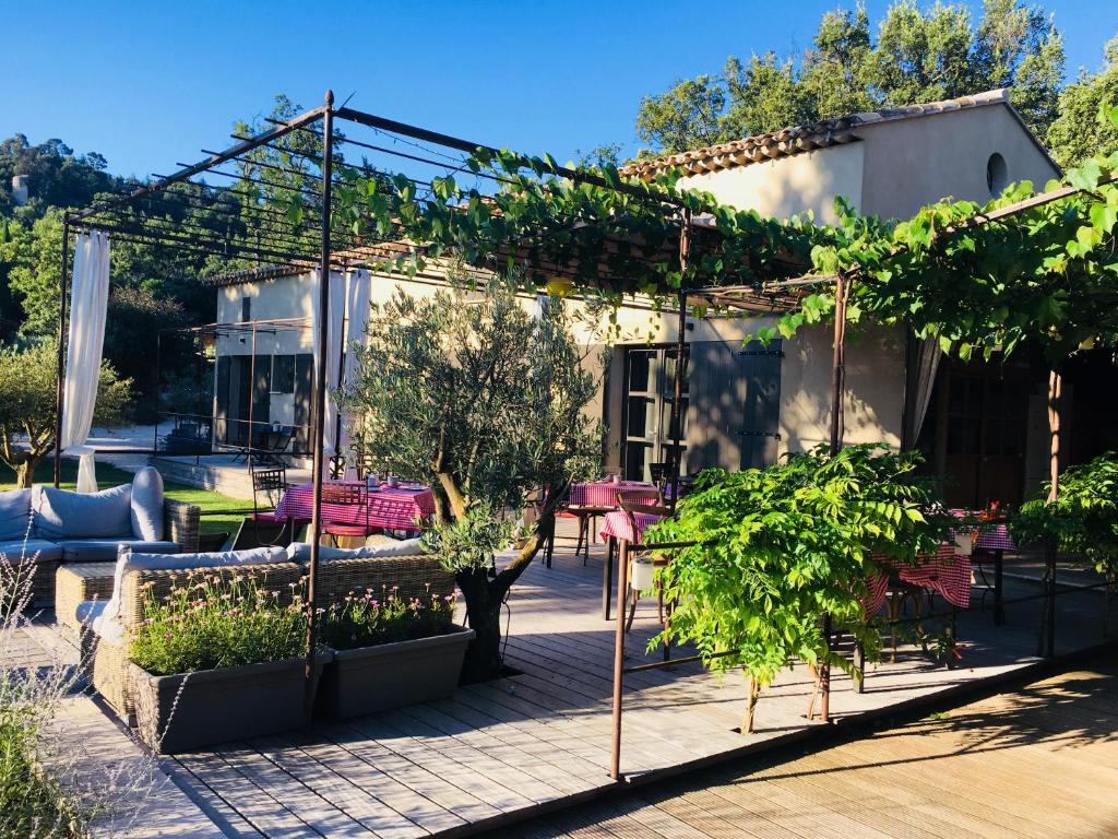 Zahrada ubytování Une Sieste en Luberon