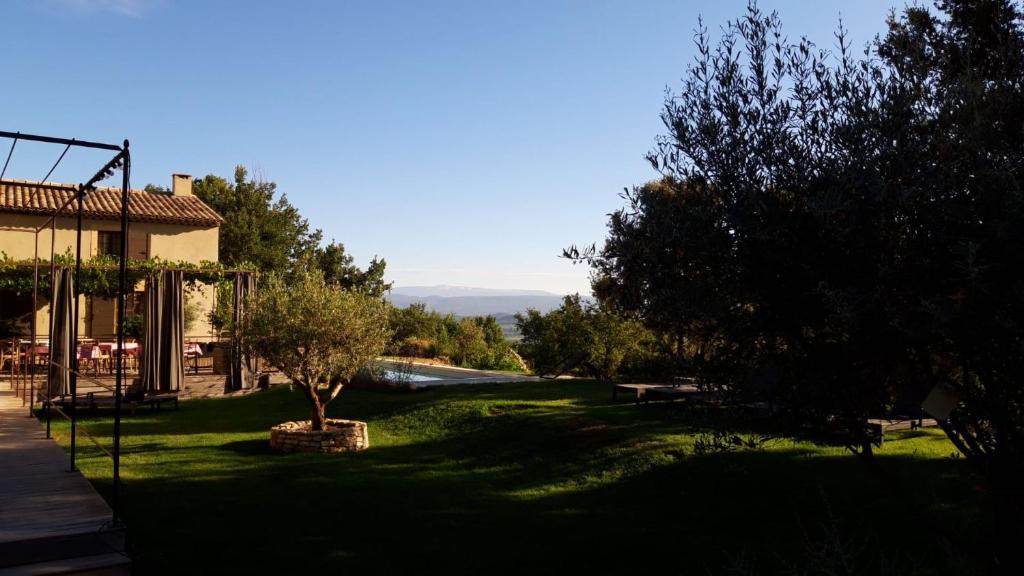 Zahrada ubytování Une Sieste en Luberon
