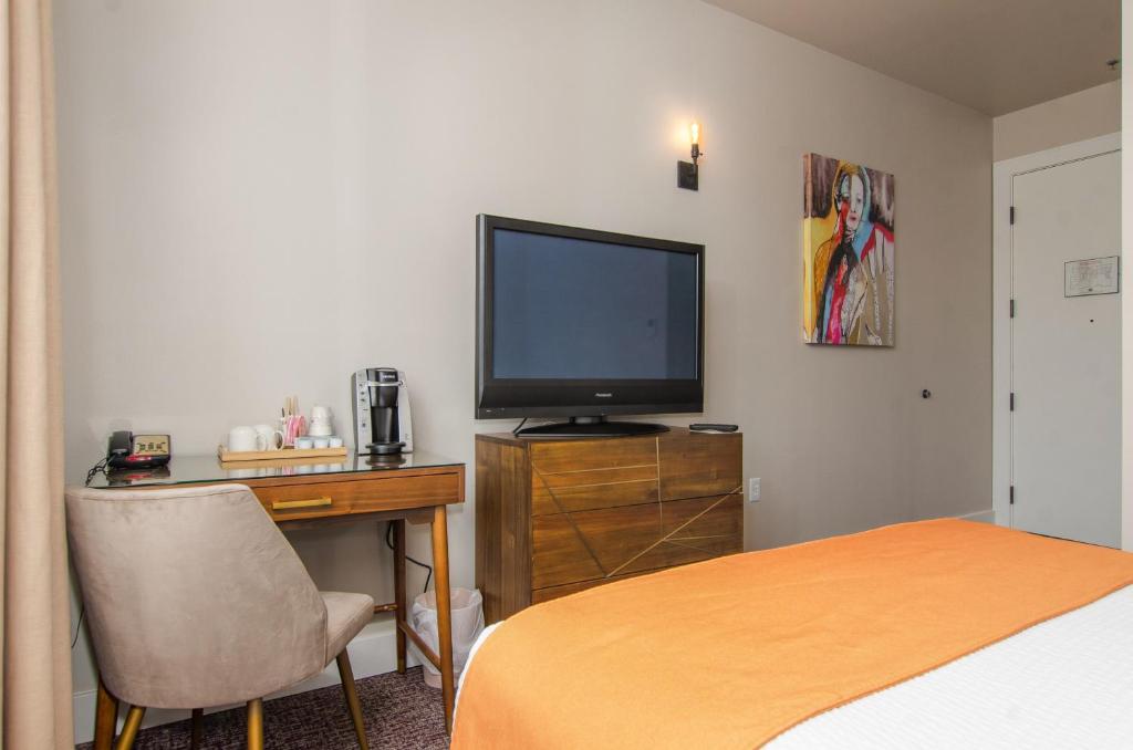 TV a/nebo společenská místnost v ubytování The Dundee - A Trace Hotel