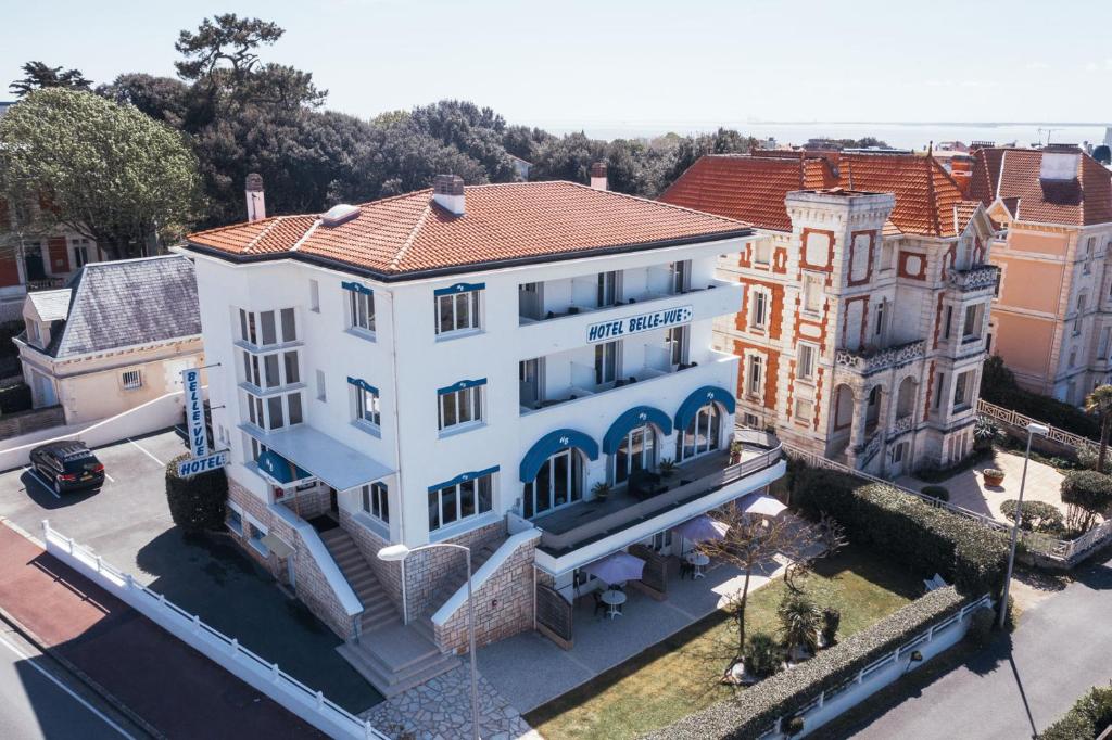 uma vista superior de um edifício branco com uma torre em Hotel Belle Vue Royan em Royan