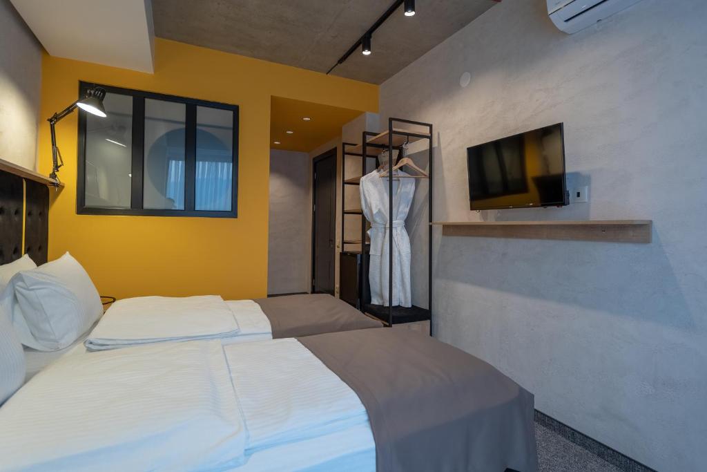 Postel nebo postele na pokoji v ubytování Tbilisi Story Hotel