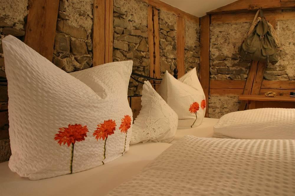 een slaapkamer met 2 bedden en witte kussens bij Ferienwohnung Landhaus Martin in Sonthofen
