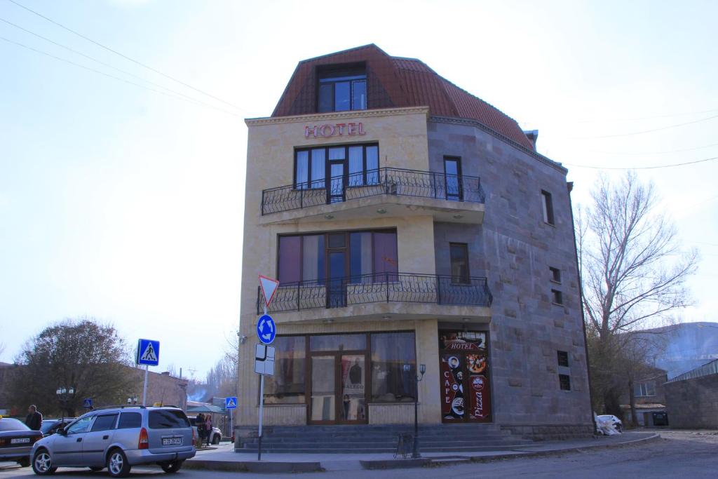 un edificio con un balcón en el lateral. en Flamenco Hotel, en Sisian