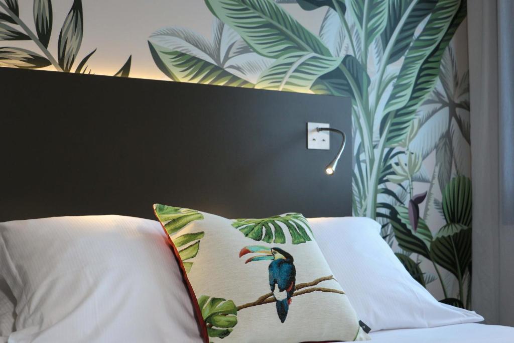 Postel nebo postele na pokoji v ubytování Best Western Plus Hôtel & Spa de Chassieu