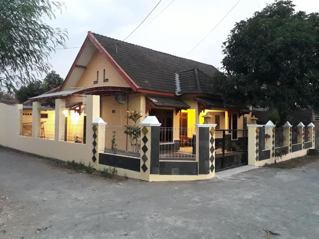 une maison avec une clôture devant elle dans l'établissement Ma Maison Guest House, à Yogyakarta