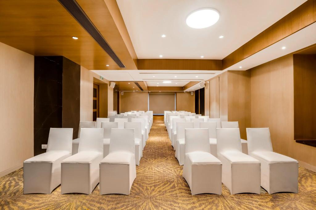 Posezení v ubytování Lemon Tree Hotel Viman Nagar Pune