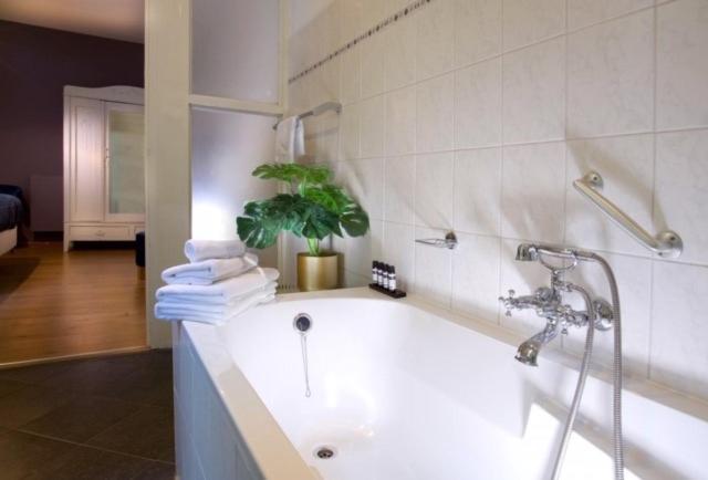 Koupelna v ubytování Haarlem Hotel Suites