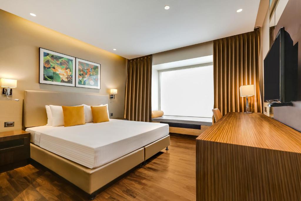 Postel nebo postele na pokoji v ubytování Lemon Tree Hotel Viman Nagar Pune