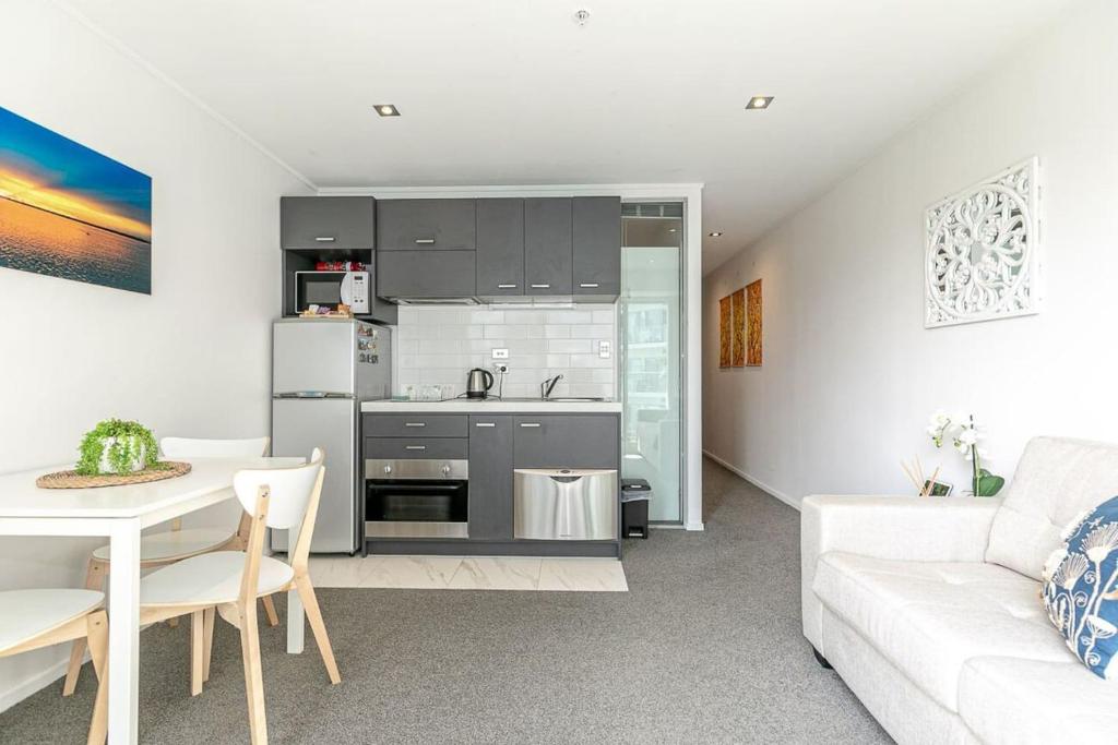 2BR Apartment w/ Balcony, Gym and Parking Access! - Housity
