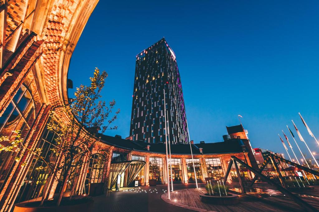 un bâtiment avec un grand bâtiment devant lui dans l'établissement Solo Sokos Hotel Torni Tampere, à Tampere