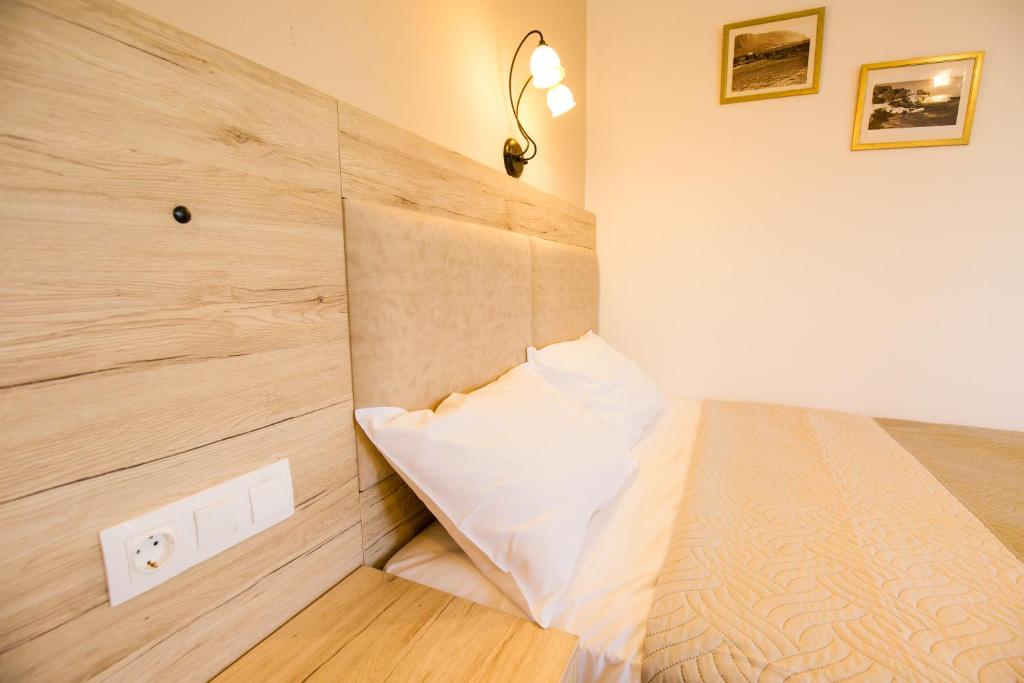 Łóżko lub łóżka w pokoju w obiekcie Mastorakis Hotel and Studios