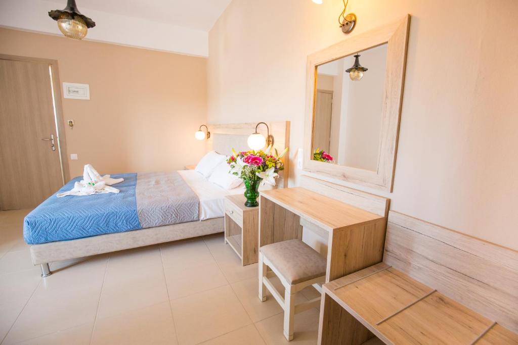 Łóżko lub łóżka w pokoju w obiekcie Mastorakis Hotel and Studios