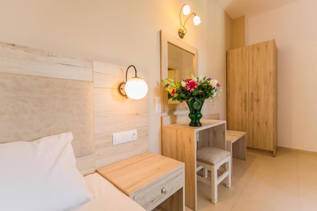 Łóżko lub łóżka w pokoju w obiekcie Mastorakis Hotel and Studios