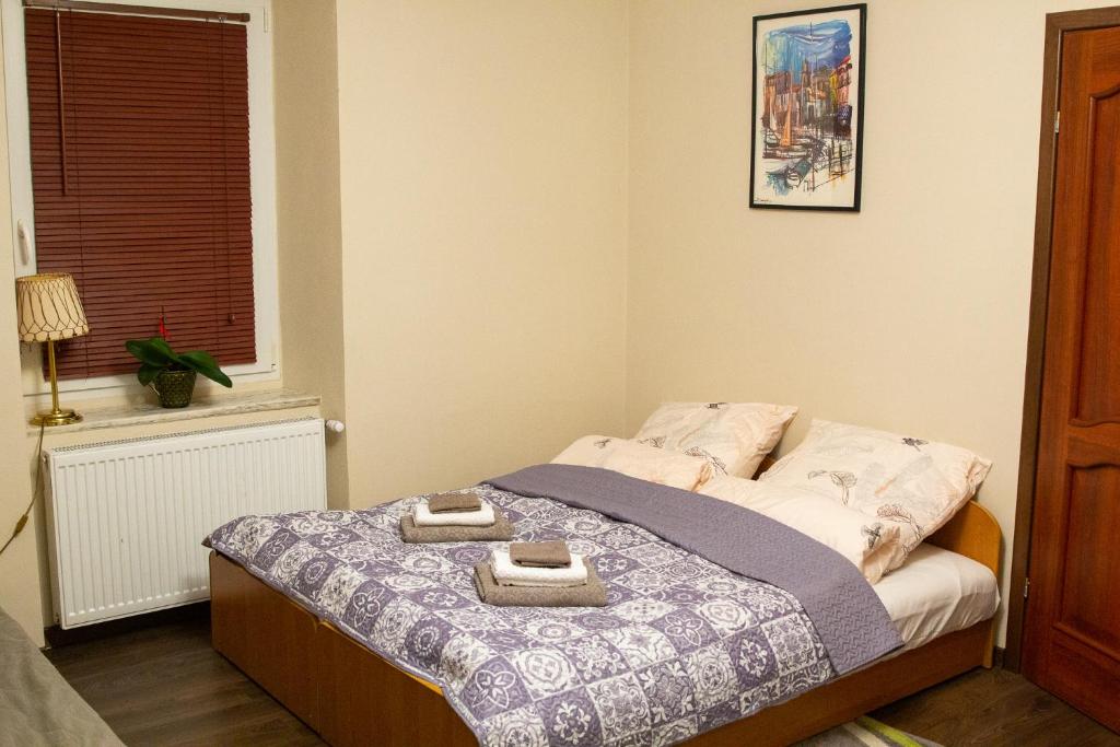 a bedroom with a bed with two towels on it at Zakątek na Polnej in Stronie Śląskie