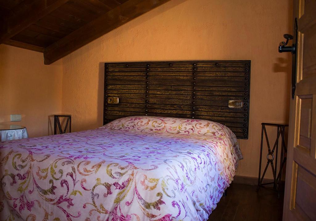1 dormitorio con cama y ventana grande en Casas Rurales con Jacuzzi Quijote y Sancho, en Ossa de Montiel