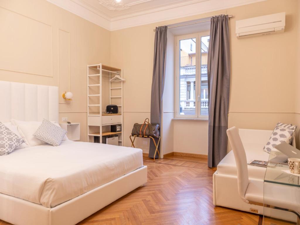 sypialnia z łóżkiem, krzesłem i oknem w obiekcie Vatican Palace Suites by Premium Suites Collection w Rzymie