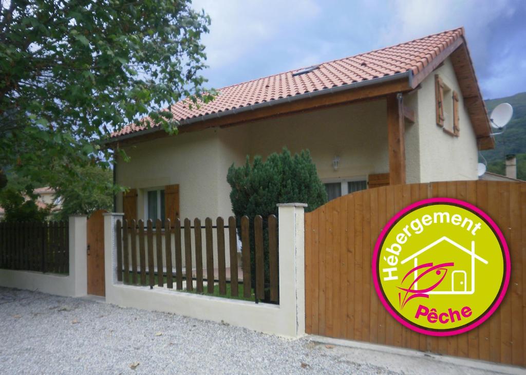 a sign on a fence in front of a house at Maison de vacances in Bompas