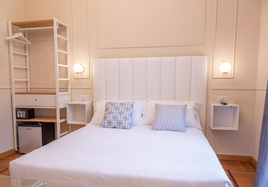 Łóżko lub łóżka w pokoju w obiekcie Vatican Palace Suites by Premium Suites Collection