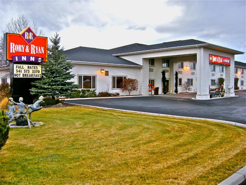 un hotel con un cartel frente a un edificio en Rory & Ryan Inn, en Burns