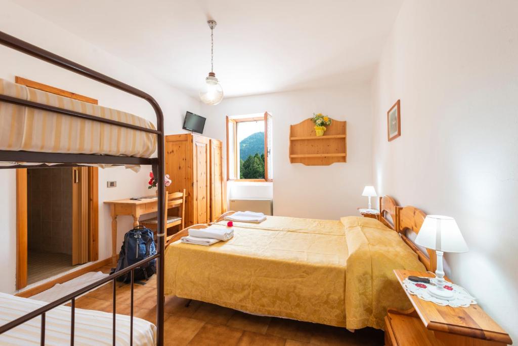 Postel nebo postele na pokoji v ubytování Rifugio Monte Baldo