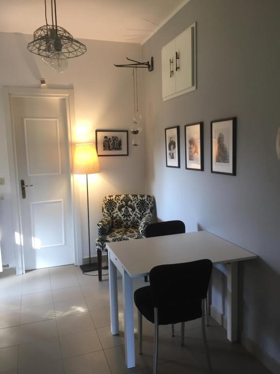 salon z białym stołem i krzesłami w obiekcie Bilocale in the Farm- Malpensa-Lago Maggiore w mieście Varallo Pombia
