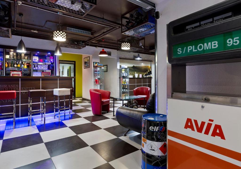 TV a/nebo společenská místnost v ubytování Enzo Hotels Reims Tinqueux by Kyriad Direct
