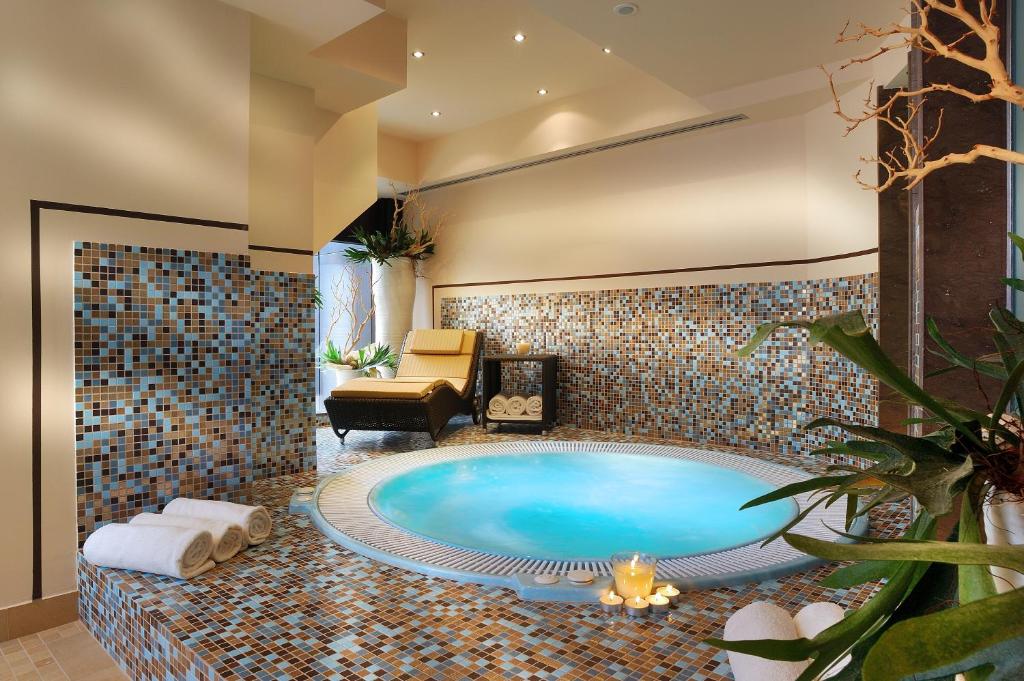 uma banheira de hidromassagem num quarto de hotel em Hotel Leopardi em Verona