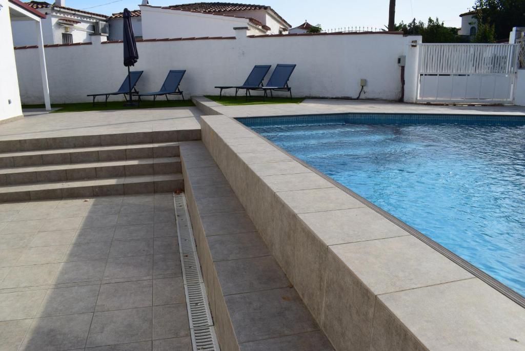 Bazén v ubytování casa con piscina ref 381 nebo v jeho okolí