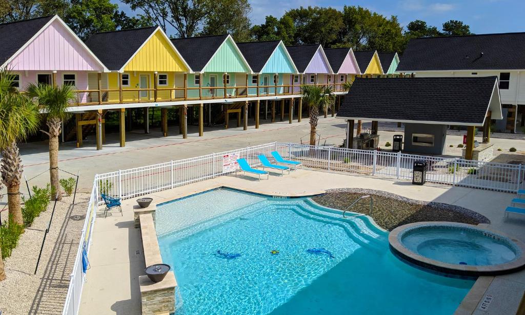 eine Aussicht auf einen Pool in einem Resort in der Unterkunft Seaside RV resort in Seabrook