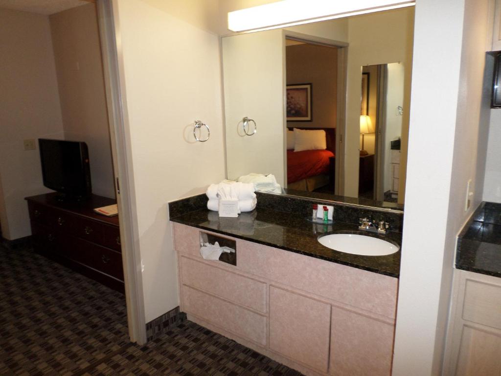 Wingate by Wyndham Canton-Hall of Fame - Suite Deluxe Con Cama Extragrande