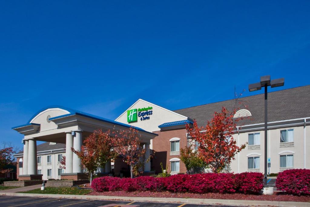 a hotel with a sign on the front of it at Holiday Inn Express Hotel & Suites Waterford by IHG in Waterford