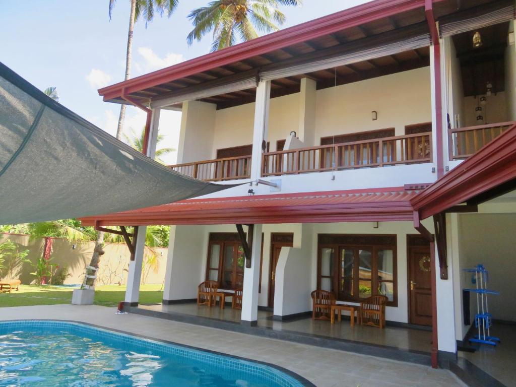Bazén v ubytování Thoduwawa Beach Villa nebo v jeho okolí