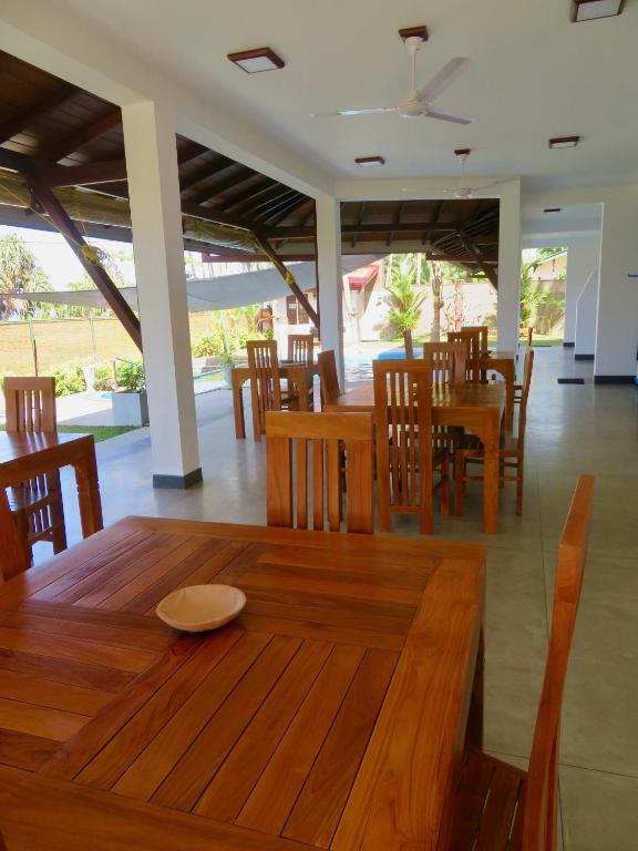 Restaurace v ubytování Thoduwawa Beach Villa