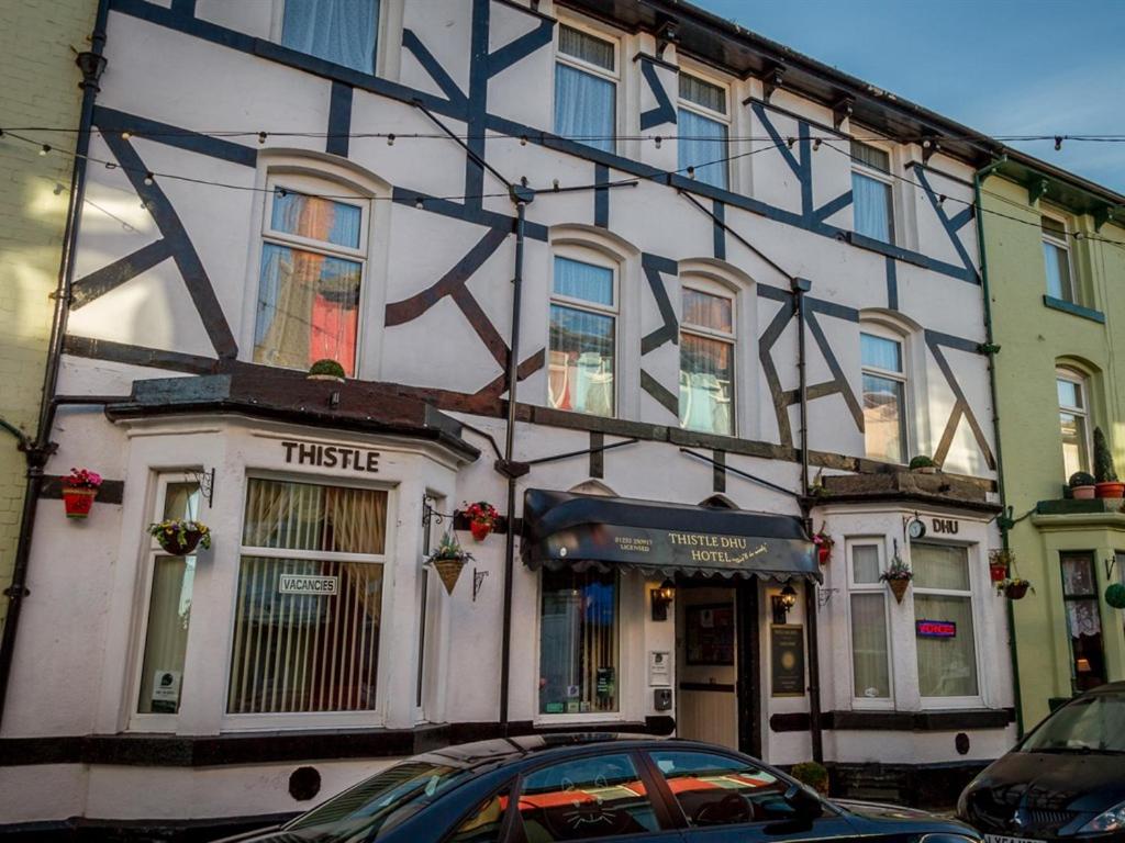 ein Gebäude mit einem großen Gemälde auf der Seite in der Unterkunft Thistle Dhu Guest House in Blackpool