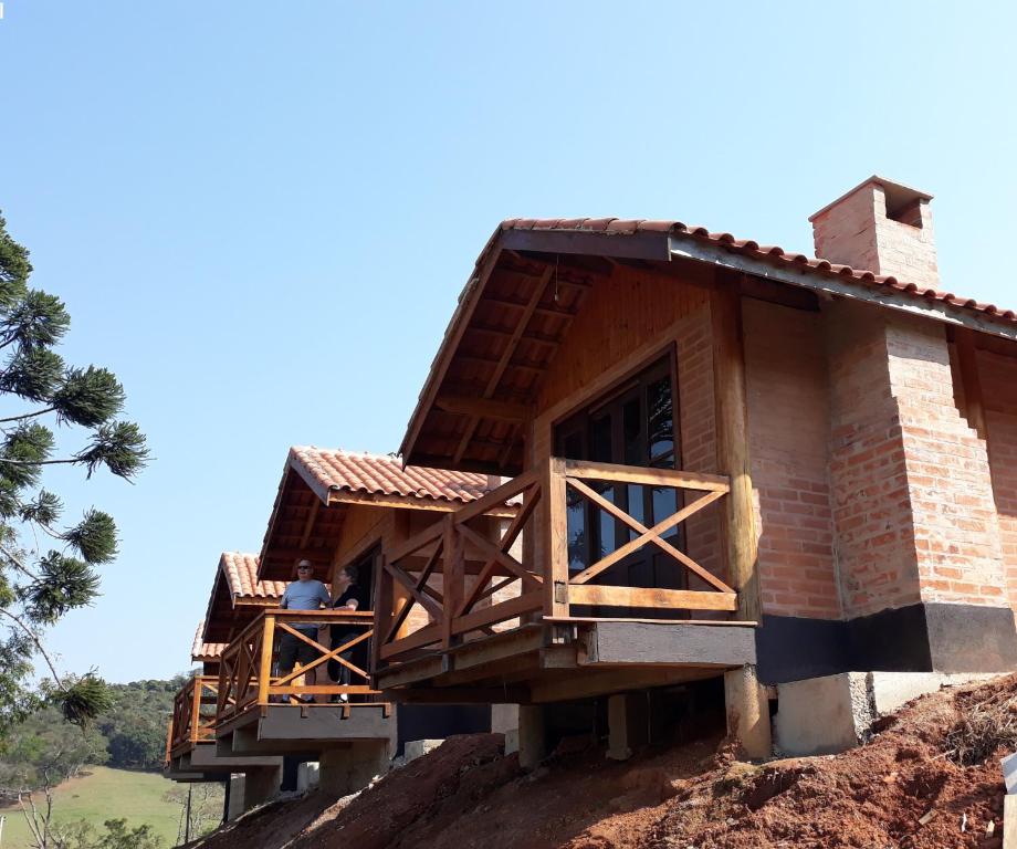 uma casa numa colina com dois deques em Solar dos Pinhais em Santo Antônio do Pinhal