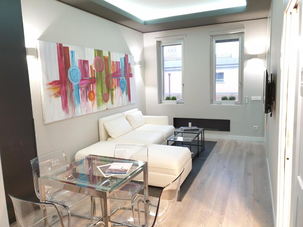 ein Wohnzimmer mit einem weißen Sofa und einem Tisch in der Unterkunft Jewel apartment in Mailand