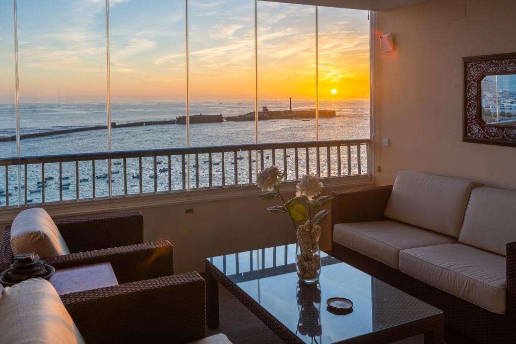 - un salon avec vue sur l'océan dans l'établissement PACIFICO Family Home by Cadiz4Rentals, à Cadix