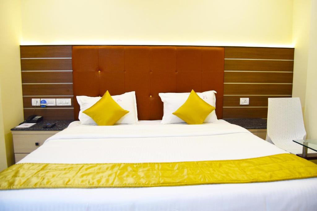 Postel nebo postele na pokoji v ubytování Saibala Grand Airport Hotel