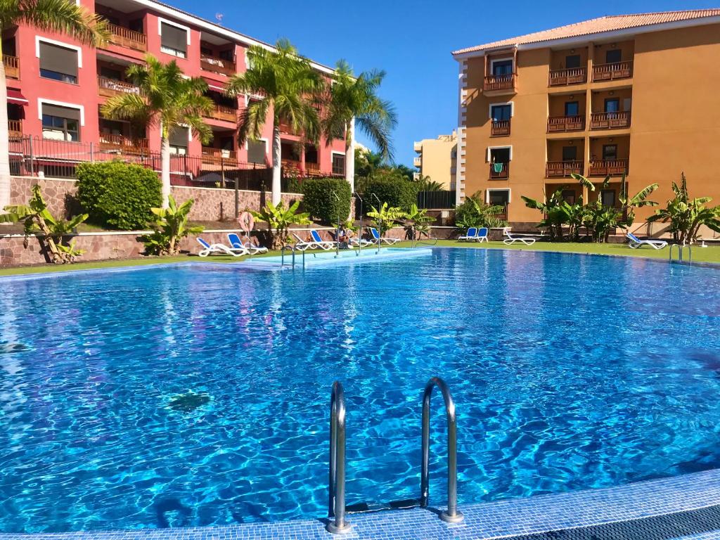 duży basen przed budynkiem w obiekcie El Mocan Luxury Apartment w mieście Palm-Mar