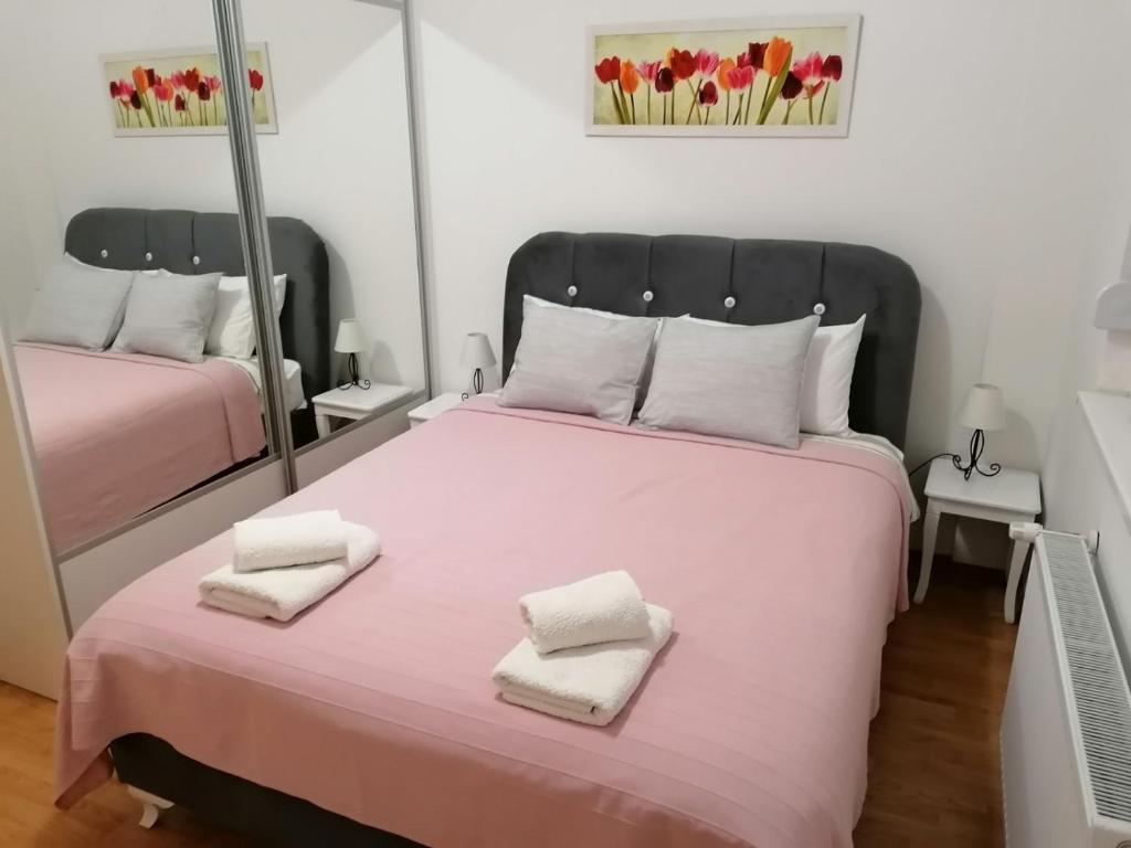 Apartment Kraljica في بانيا كوفيلياتشا: غرفة نوم بسرير كبير عليها منشفتين