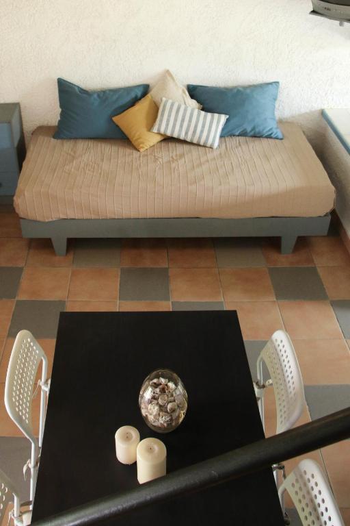 A seating area at Lefkes Apartments