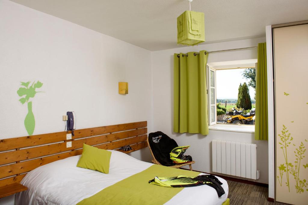Postel nebo postele na pokoji v ubytování Hôtel du Moulin de la Brevette