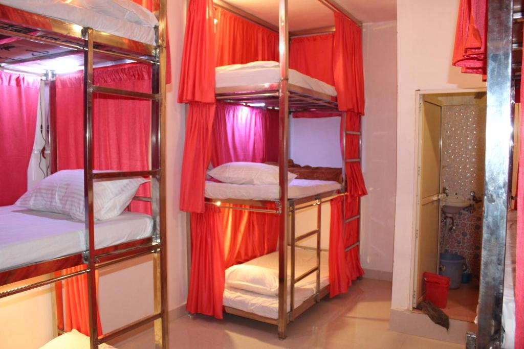 Postel nebo postele na pokoji v ubytování Sunset Backpackers Hostel