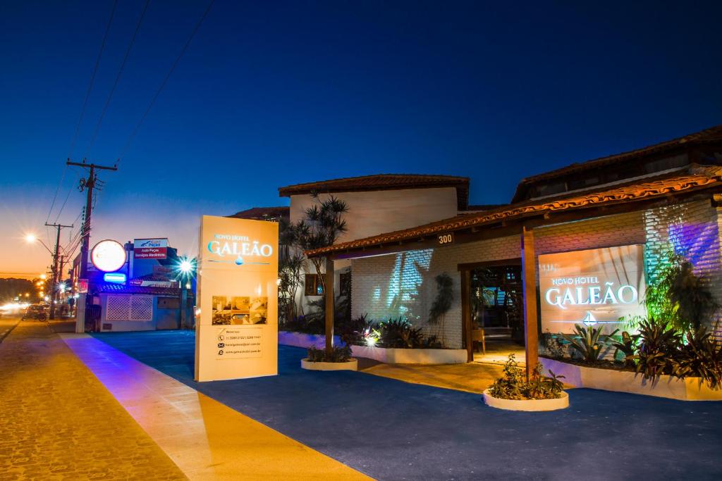 a store on a city street at night at Novo Hotel Galeão in Porto Seguro